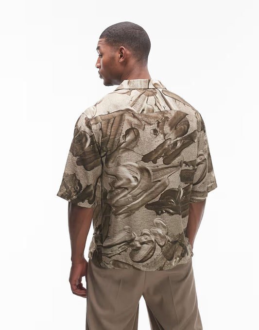 SHORT SLEEVE RELAXED METAL PRINT SHIRT IN BROWN